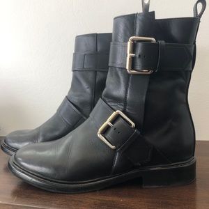 Barely worn flat boots